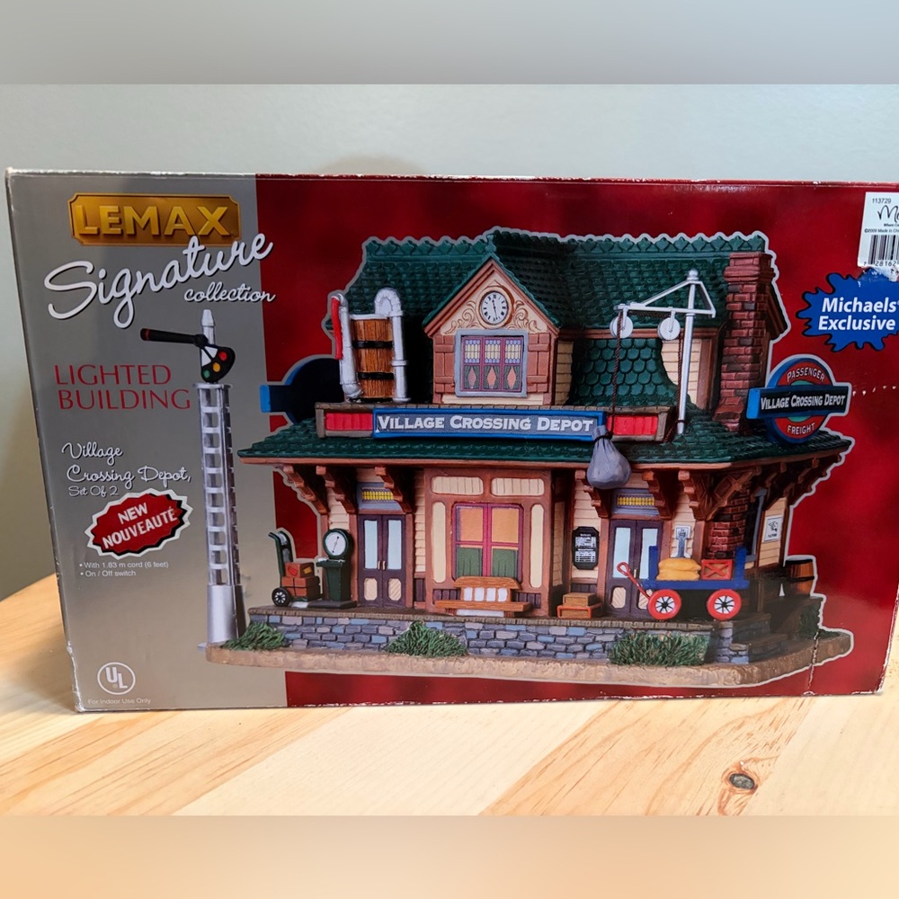 Lemax Signature Collection Village Crossing Depot